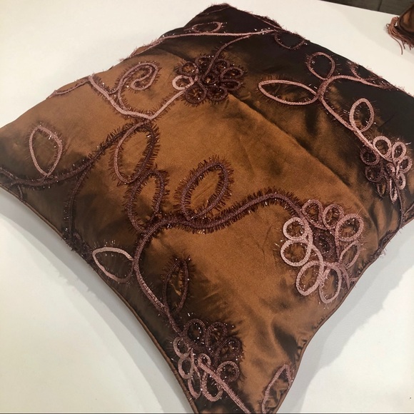 NWOT Embroidery Pair of Cushion Cover - Picture 2 of 4